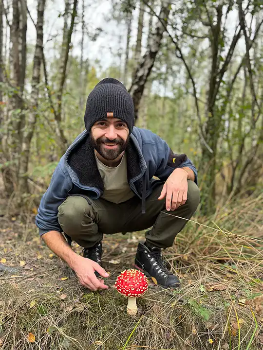 Joris Heine in the forest with a mushroom